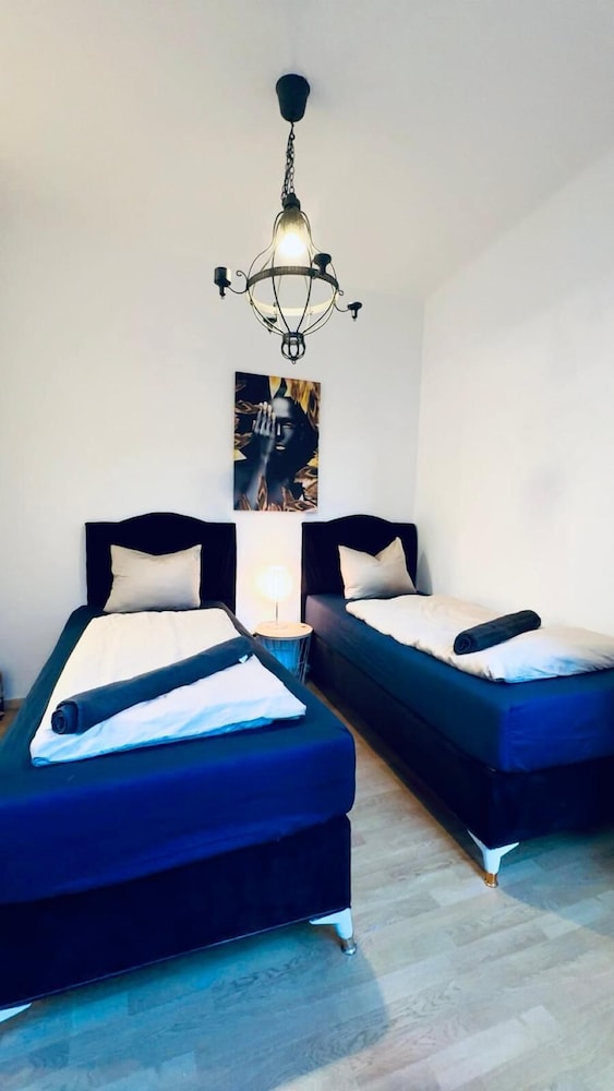 Lovely 2BR for 5 Peaceful Central Stay