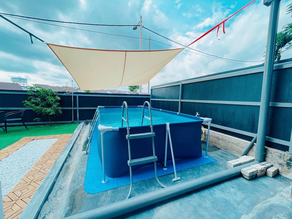 Spacious Family Homestay in Durian Tunggal With Private Pool