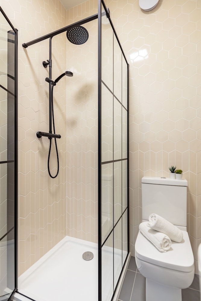 Modern 1BR Downtown Stay