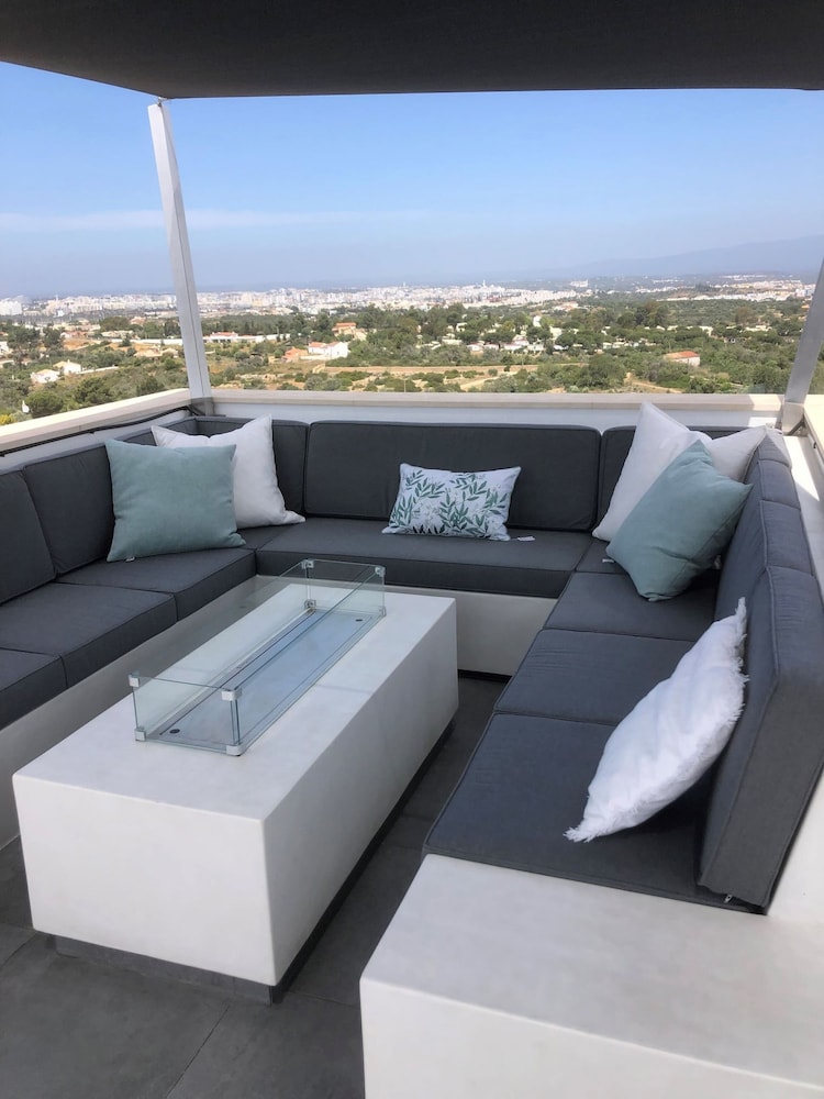 7 Boa Nova Immaculately Presented TWO Storey TOW