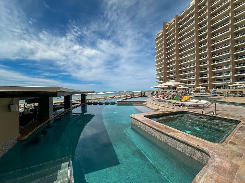 Paradise Found Luxe 2BR Condo in Iconic Location