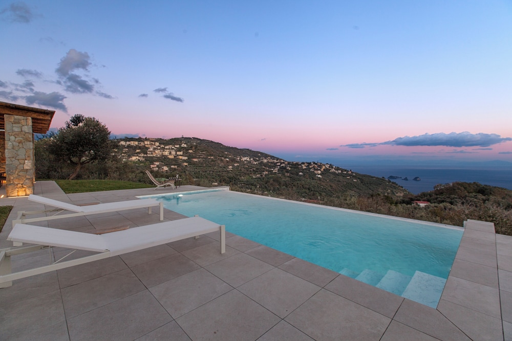 Design Villa With Infinity Pool & Li Galli View