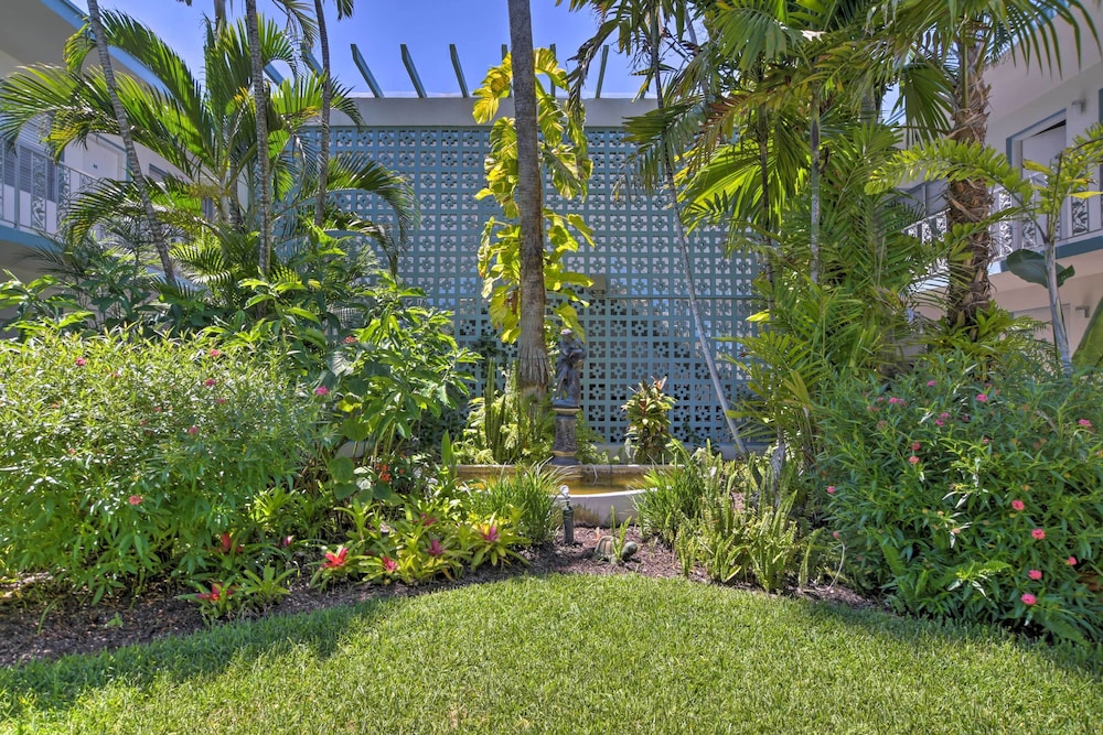 Naples Condo w/ Pool - Walk to Dining & Beach view 5