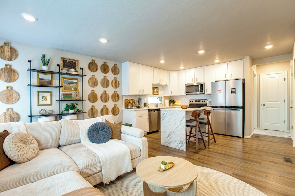 13 Mi to Dtwn Denver: Spacious Home w/ Balcony!