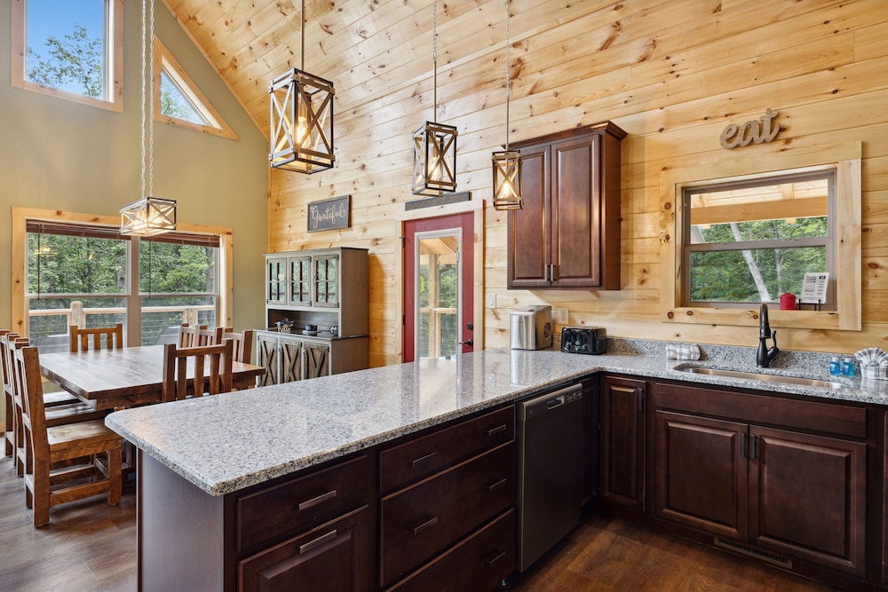 Hidden Cove Chalet 5 Bedroom Cabin by RedAwning view 3