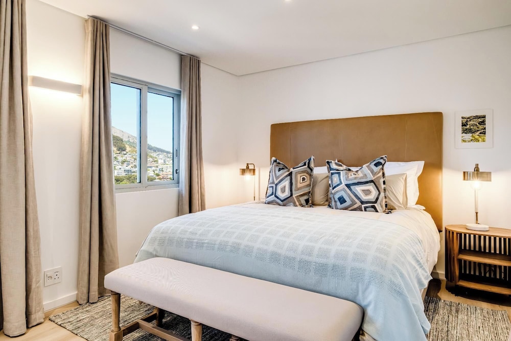 2bed Mouille Point Apartment w Amazing Cape Views