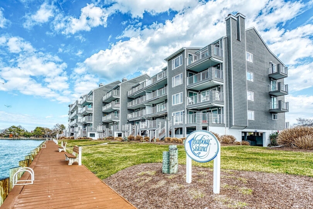 Harbour Island 402m 2 Bedroom Condo