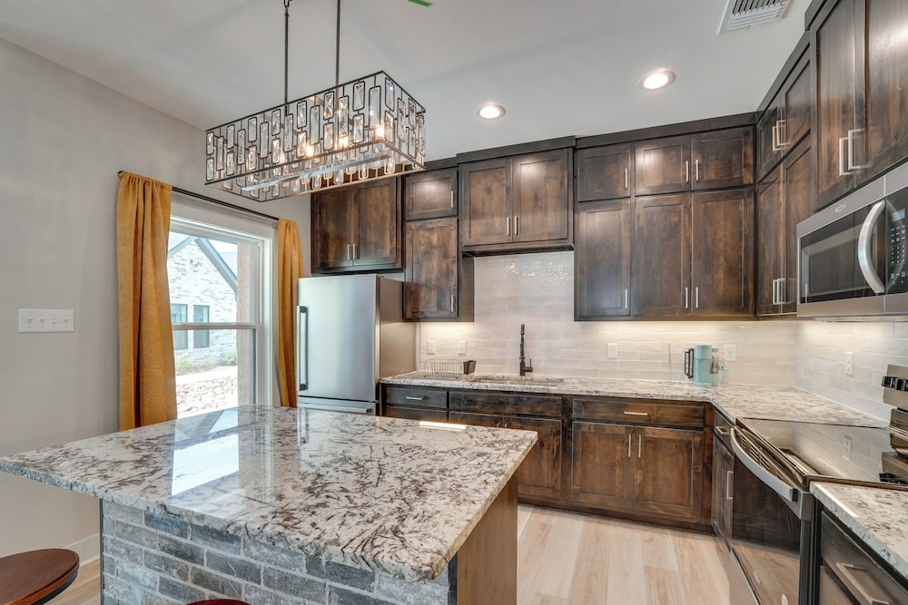 Brand-new Home 2 Mi to Shannon Med Center!