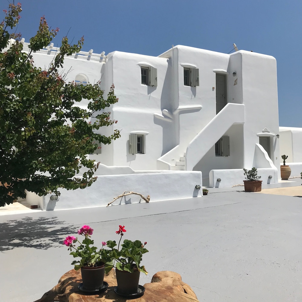 Yakinthos Residence