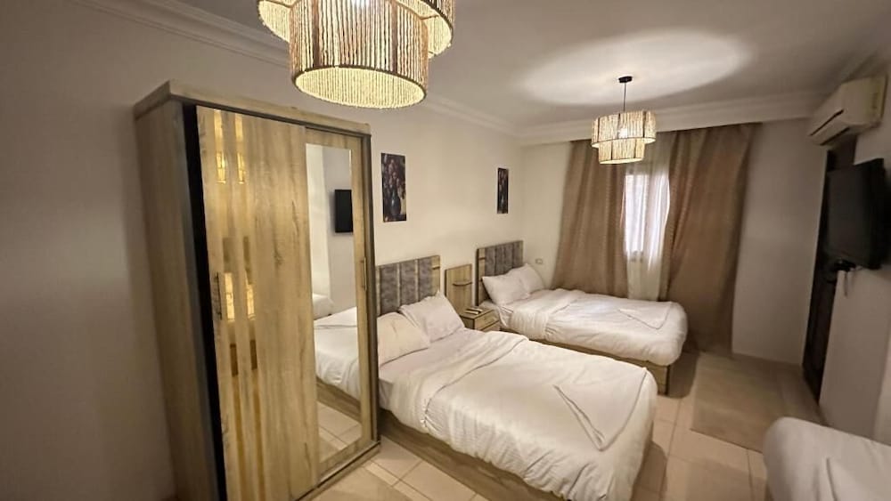 Pearl pyramids Inn