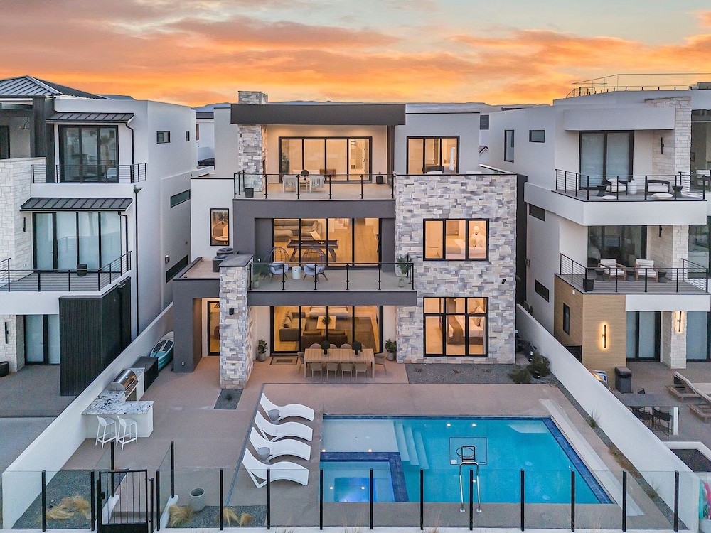Sunny Days 7 Bedroom Home