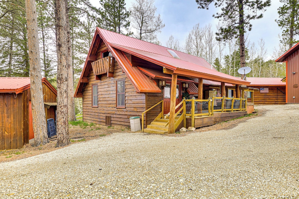 Hot Tub + Arcade Table: Spacious Retreat in Lead