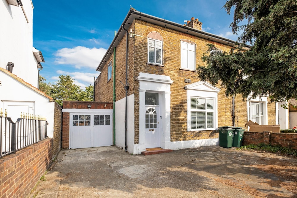Heathrow Living Stanwell Serviced House