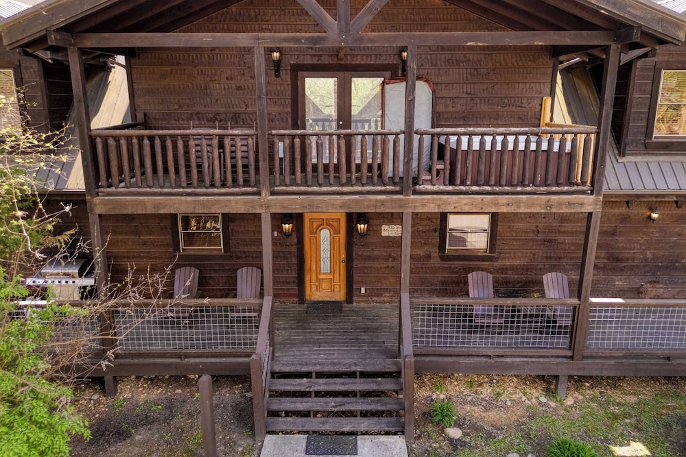 Luxury Cabin Sleeps 19 Game Room, Hot Tub Dollywood Alpine Mountain Lodge