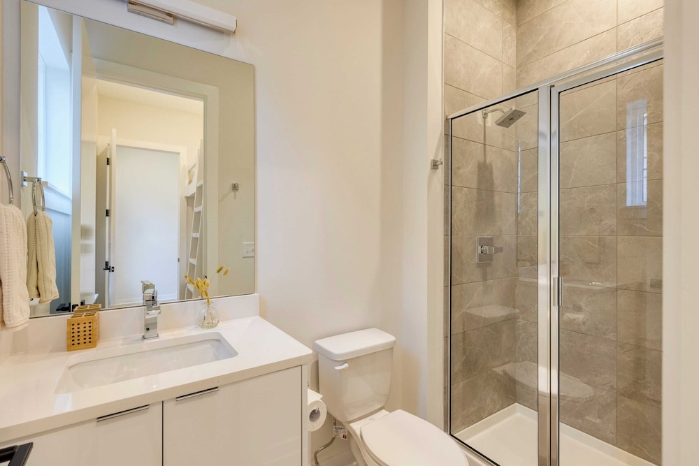 Sleeps 24! 3 Modern 4bdr Townhomes w/ Covered Patios Nashville Group Retreat
