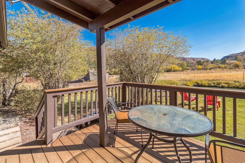 Cozy Cabin Retreat With Scenic Views 2 Bedroom Cabin