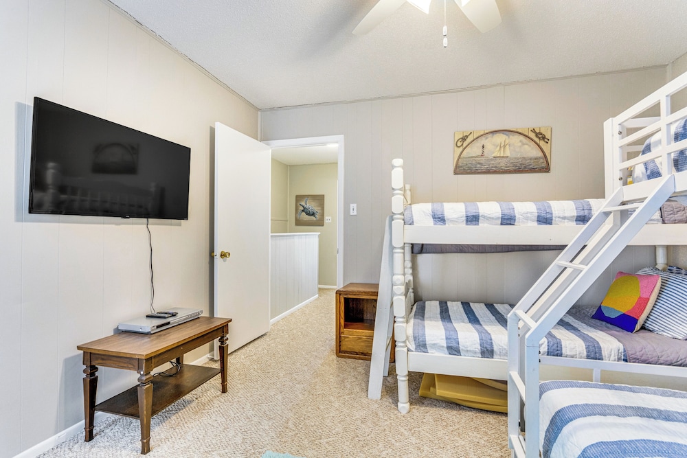 4 Mi to Greers Ferry Lake: Condo w/ Deck & Balcony