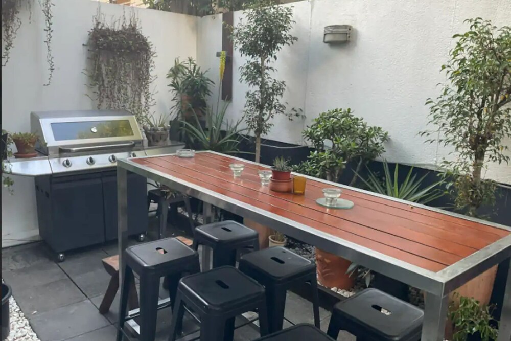 Cosy 2 Bedroom Townhouse Near the CBD