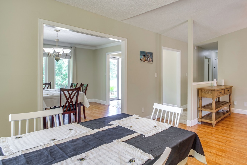 Shop, Dine & Visit Uwf: Pensacola Home w/ Yard!