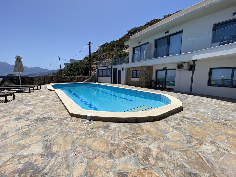 Ostria Apartments