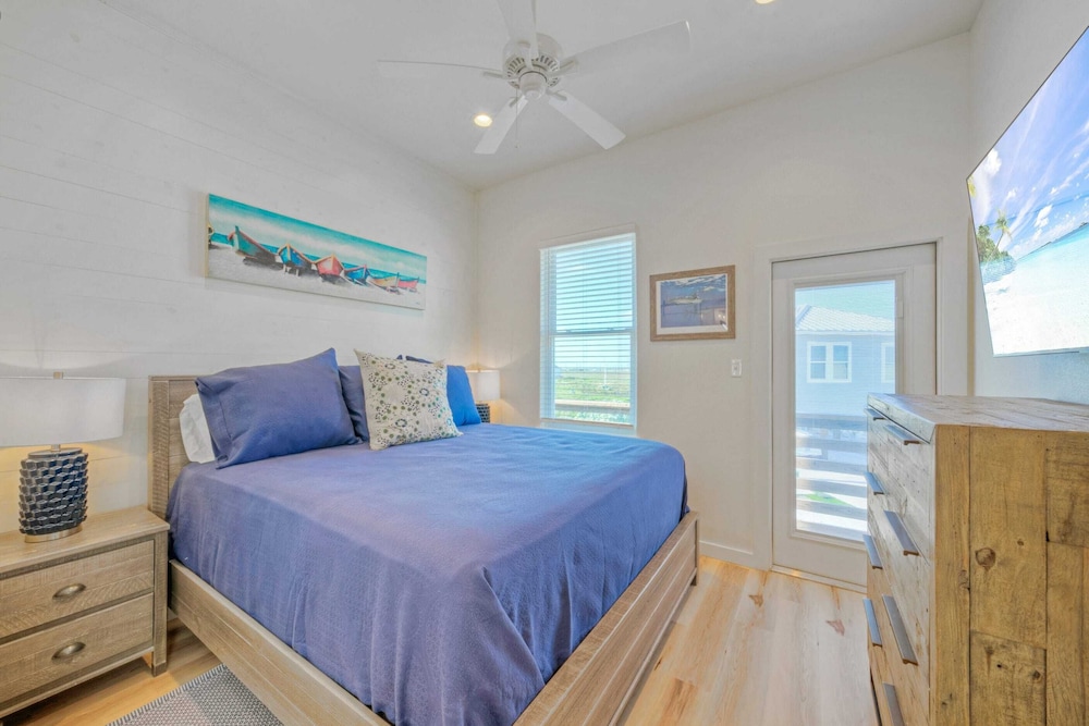 2 Homes, Sleeps 22 2 Private Pools, Firepit, Steps to Beach Boardwalk Access