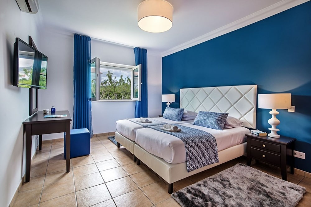 Amapola in Quelfes With 4 Bedrooms and 4 Bathrooms