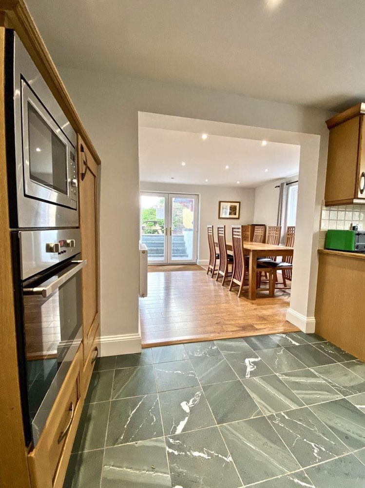 Detached Lakeland Cottage With Private hot tub