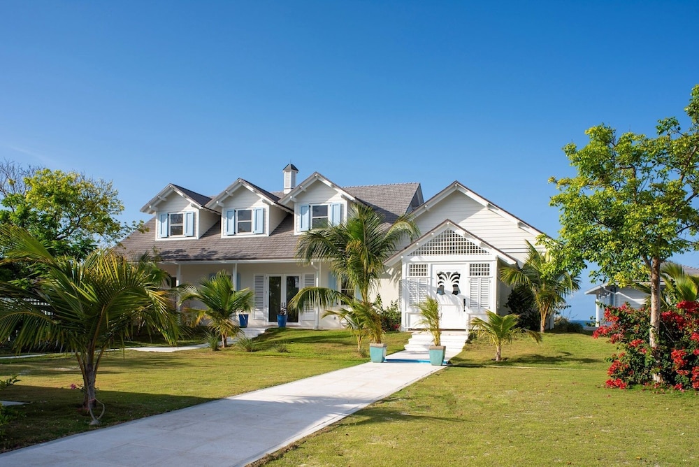 Cricket Beach House-luxurious Beachfront House 5 Bedroom Home