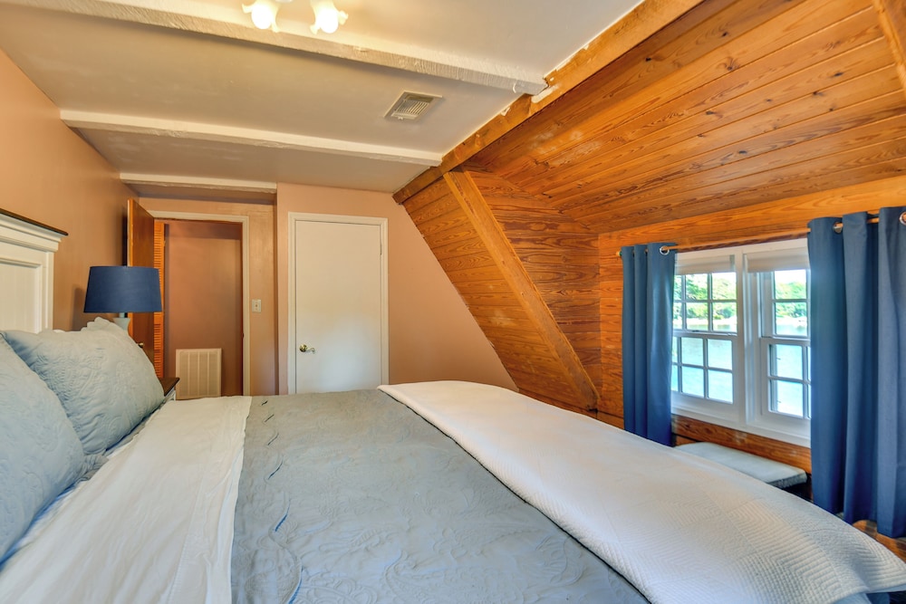 Waterfront Cabin on Lake Sinclair w/ Private Dock!