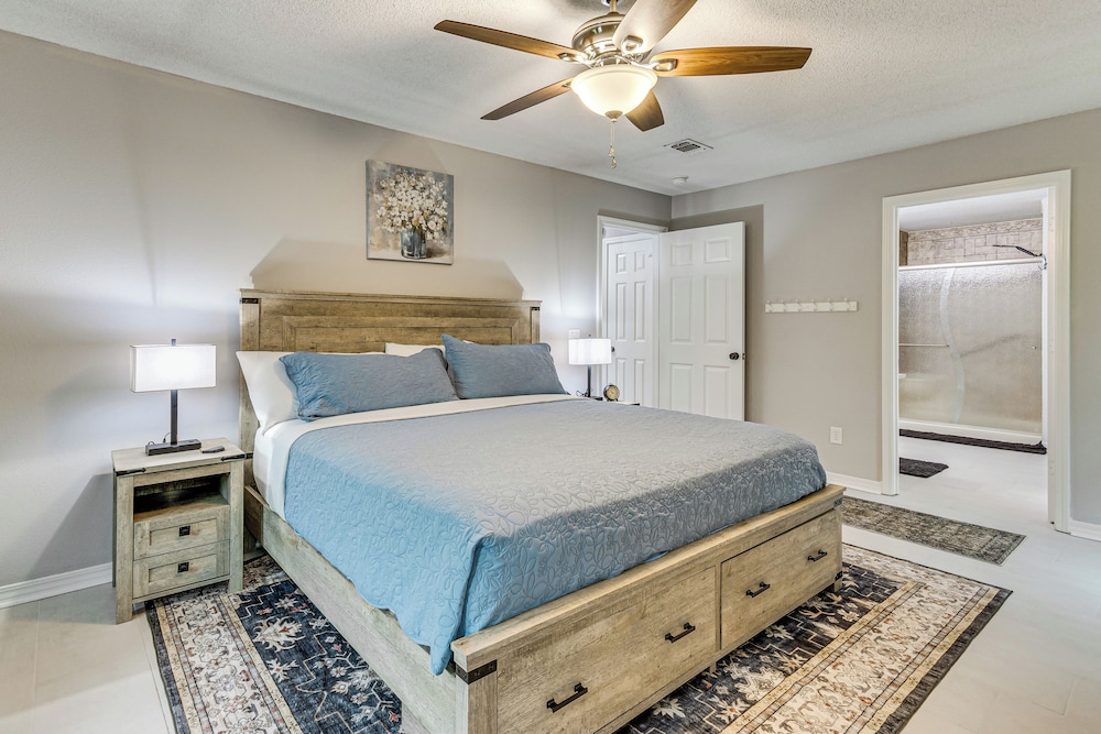 1 Mi to Zoo: 'rustic Bungalow' Gem in Gulf Breeze!
