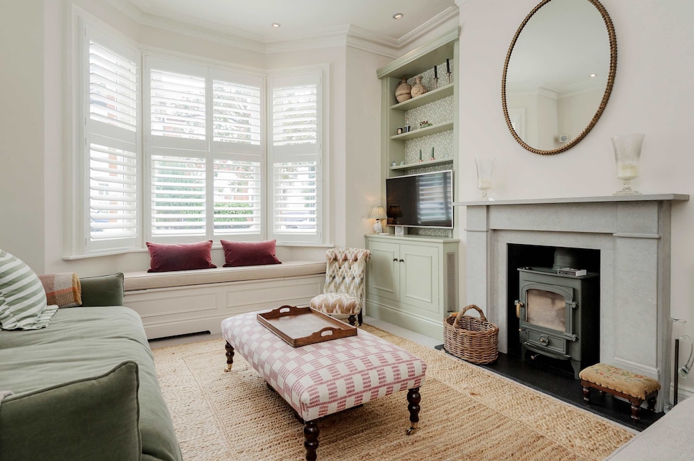 Stunning 4 bed Fulham Home With Garden