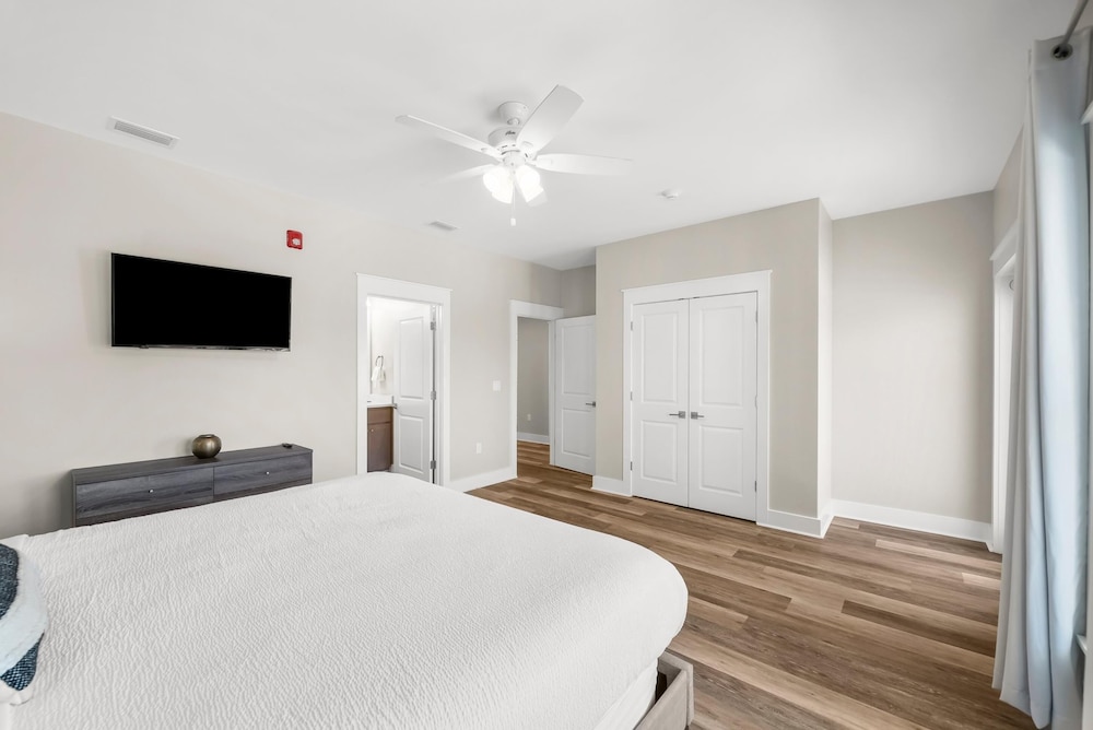 Pet Friendly Beach House - Marina View
