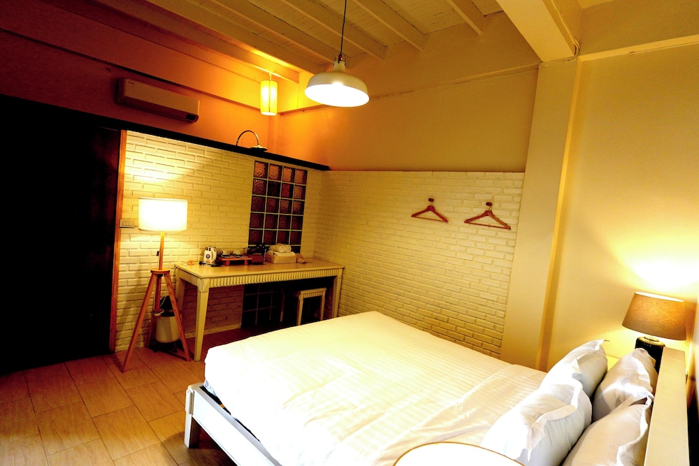 To The Moon Guesthouse