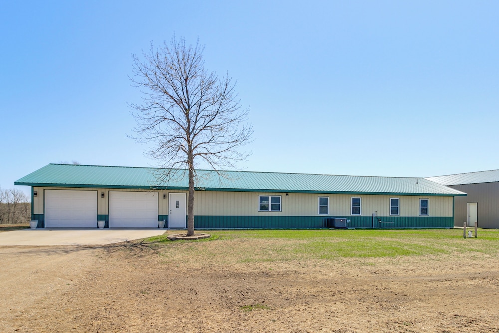 Lakefront Family Home w/ Boat Dock in Underwood
