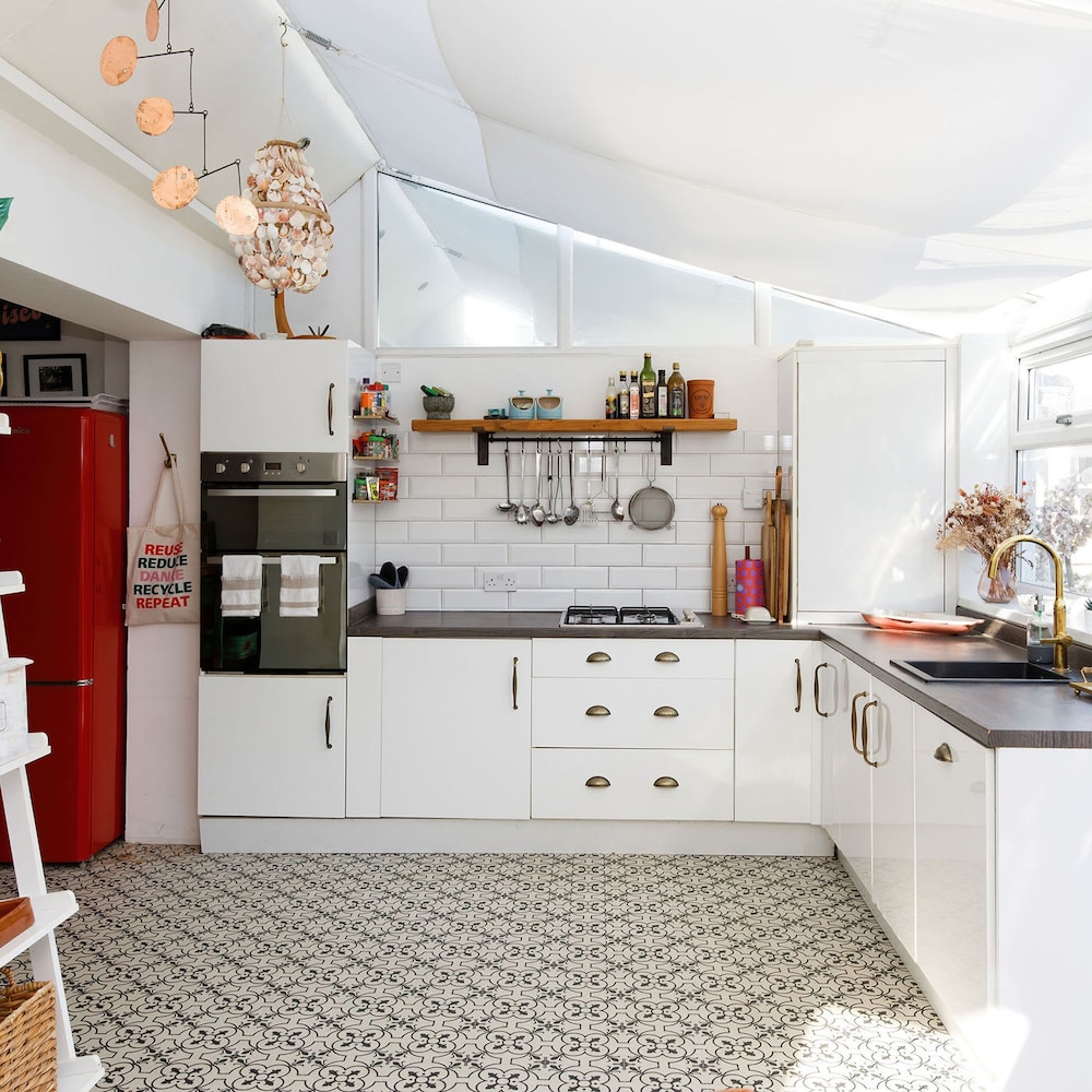 Beachside Retreat for 8 Close to Village view 3