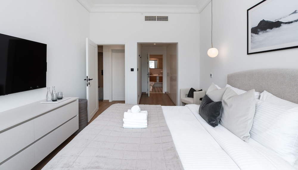 Sleek 2BR Apt at the Palm w Beach Access