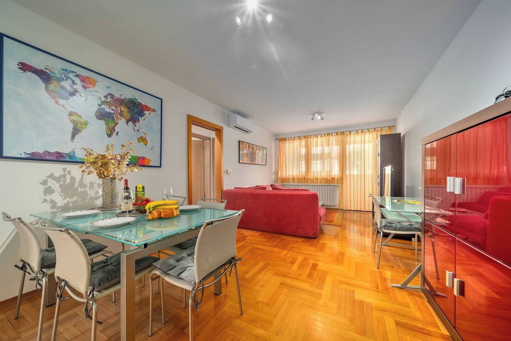 Cityscape Comfort Apartment With Garage