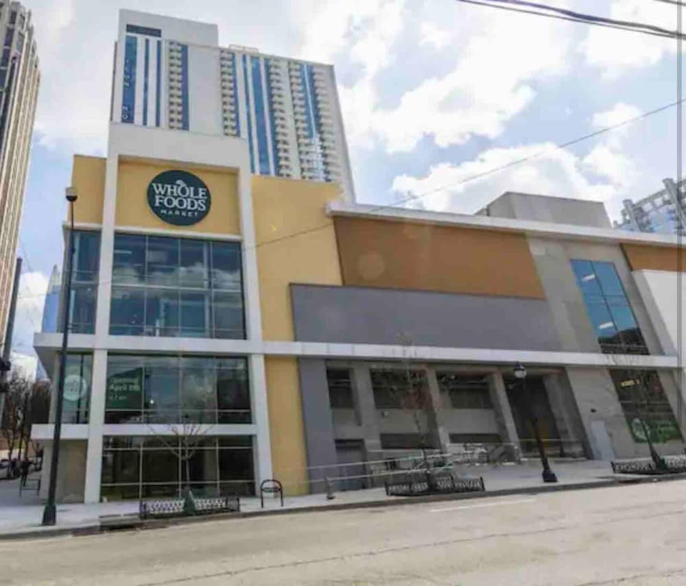 Luxury Midtown High Rise w Pool