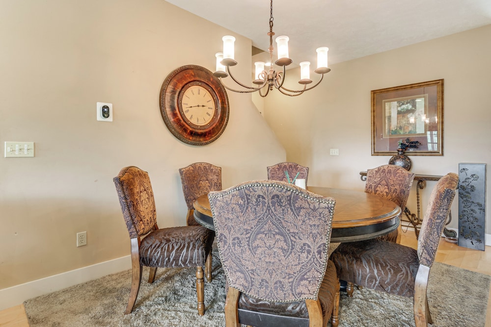 1 Mi to Wisp Resort: Hot Tub Haven in Mchenry!
