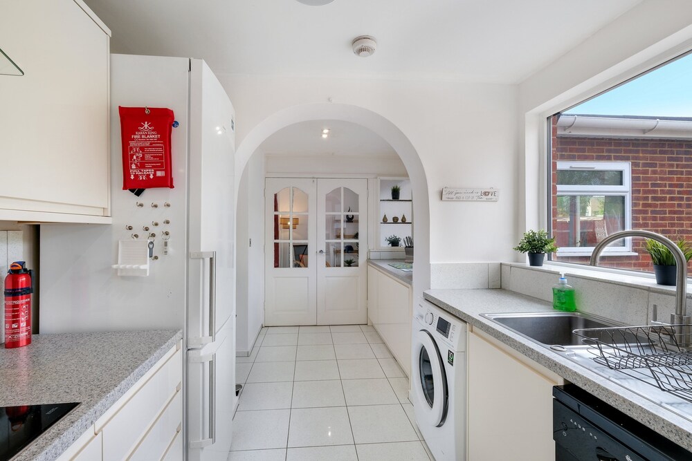 Elegant 5 Bed Home with Garden- Slough