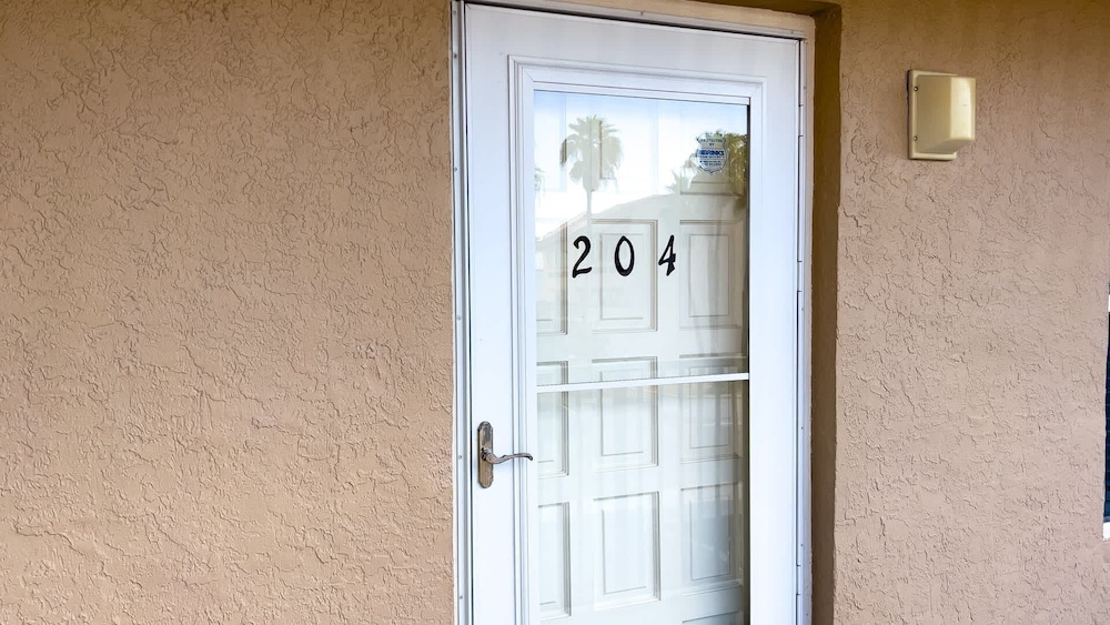 Cozy Family Retreat Steps To Beach Pool / Hot 2 Bedroom Apts