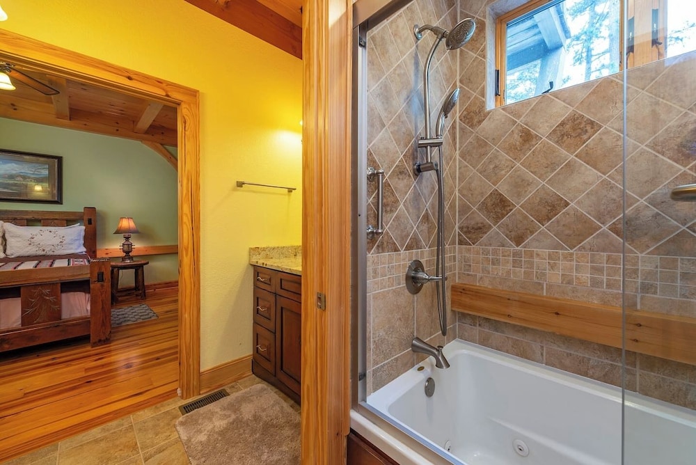 Luxe Riverfront Escape Mtn Views Pickleball Ct