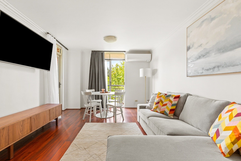Green Views & Great Location: Inner-city 1-bed