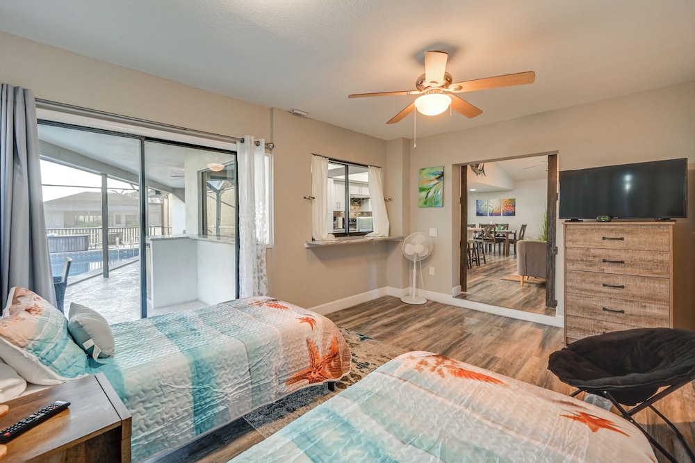 Walk to the Beach! Canal-front Marco Island Home