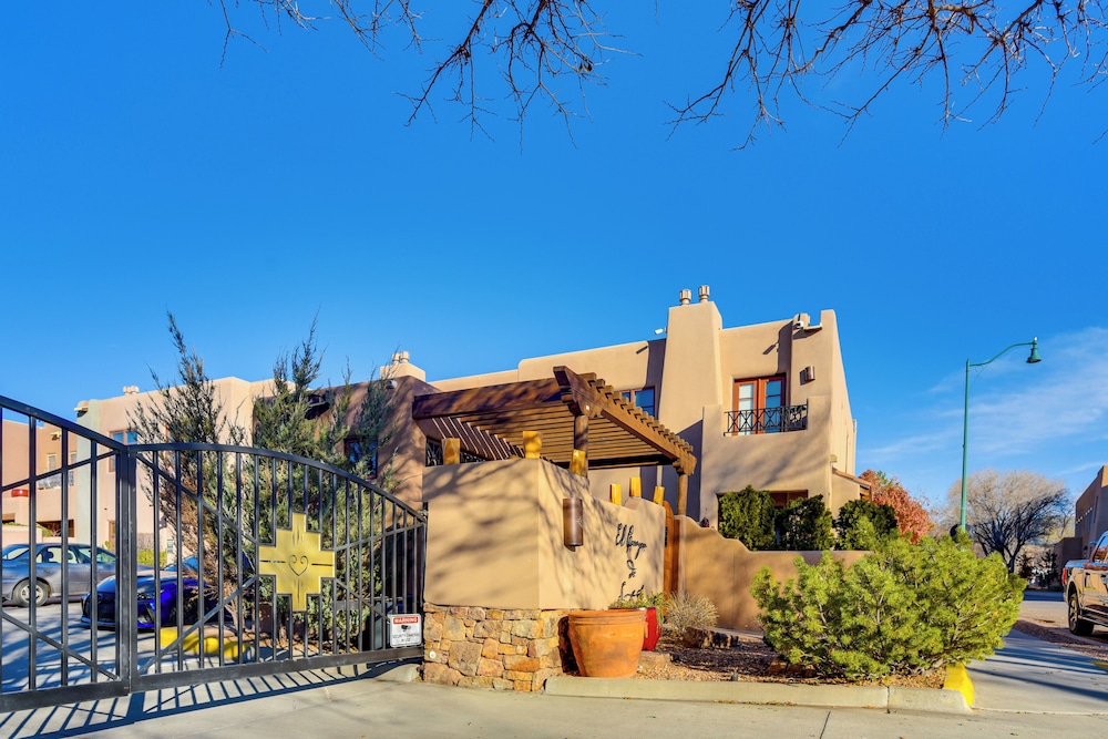Walk to Santa Fe Plaza: Condo w/ Kiva Fireplace!