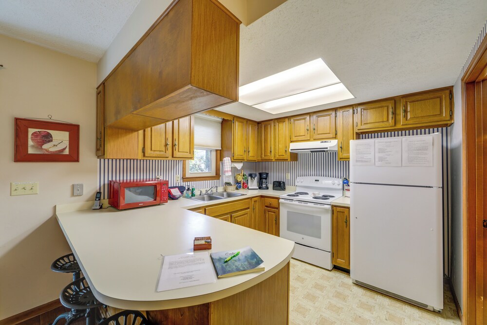 Walk to Golf Course, Mtn-view Maggie Valley Duplex
