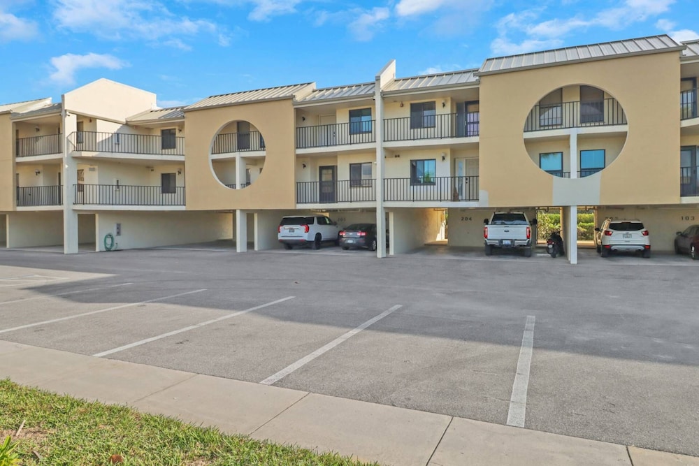 21400 Bay Village Dr 204