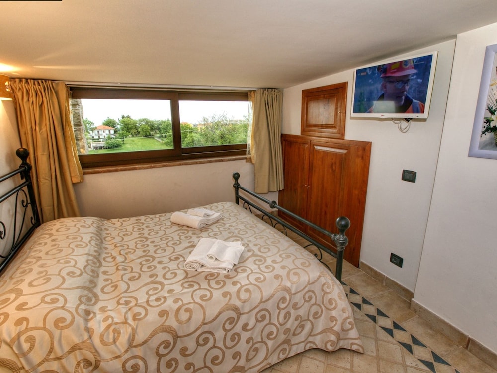 Peaceful Villa in Montefiascone with Hot Tub view 4