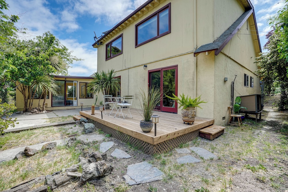 Near Golf, Trails & Parks: Lush Pinole Retreat