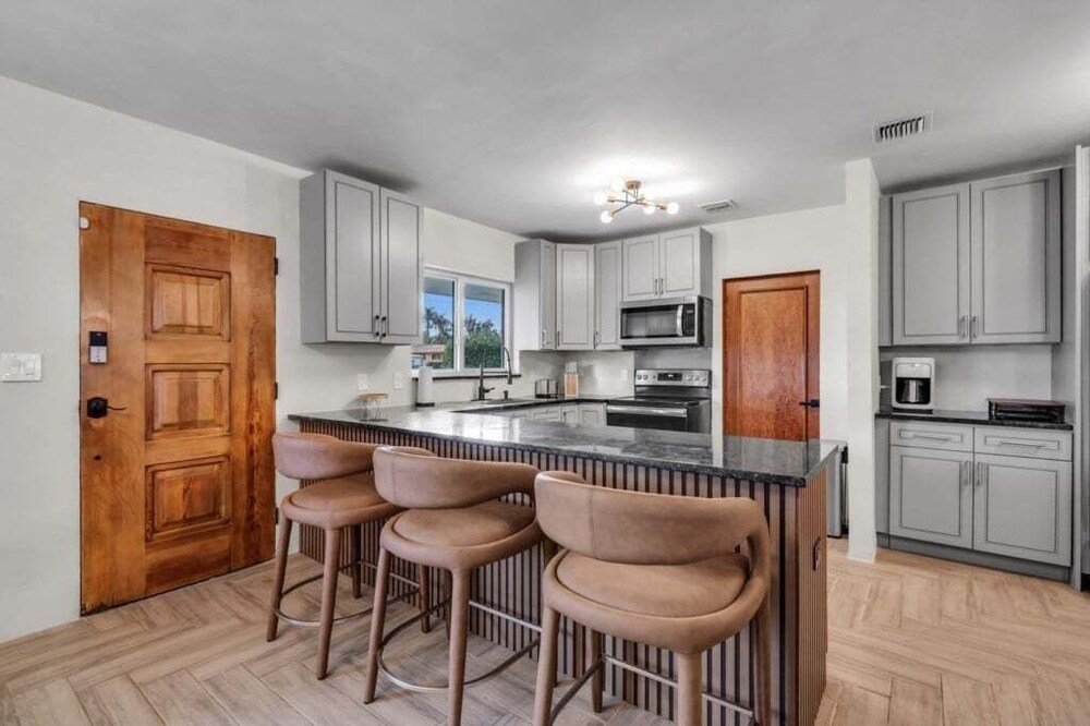 4br Biscayne River Home: Pool & Pickleball Fun 4 Bedroom Home